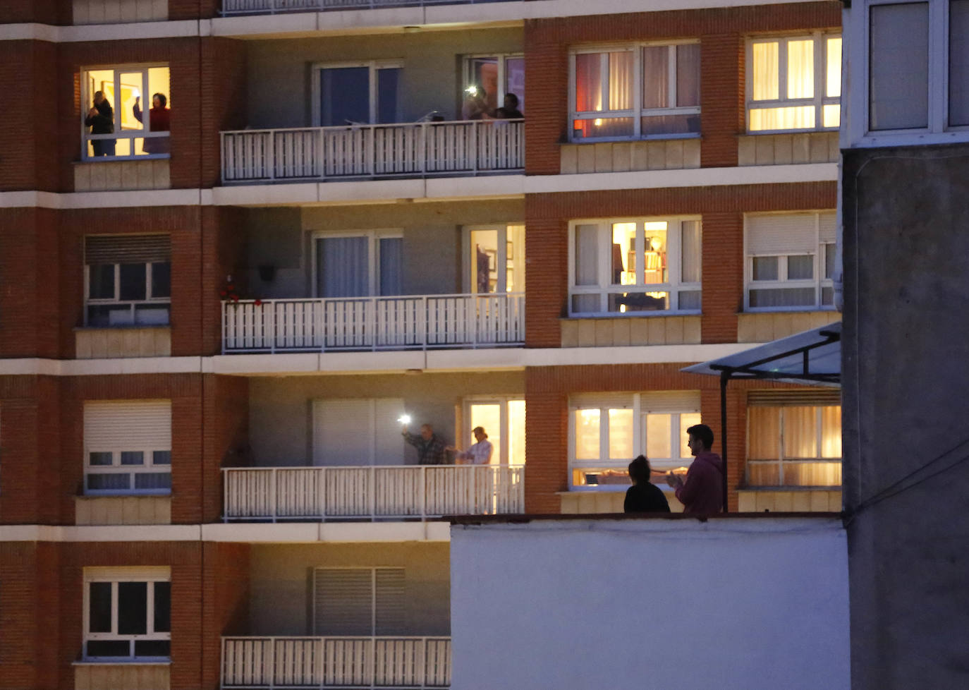 20 de marzo. Gijón | Aplausos a los sanitarios desde las ventanas y balcones a las ocho de la tarde. 