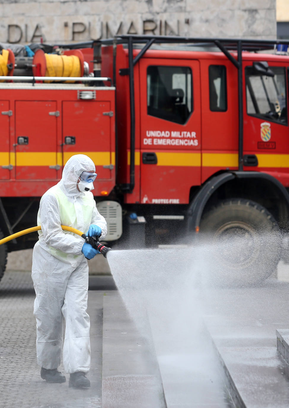 21 de marzo. Oviedo | Unidades de la UME desarrollan labores de desinfección en el centro de salud de Pumarín 