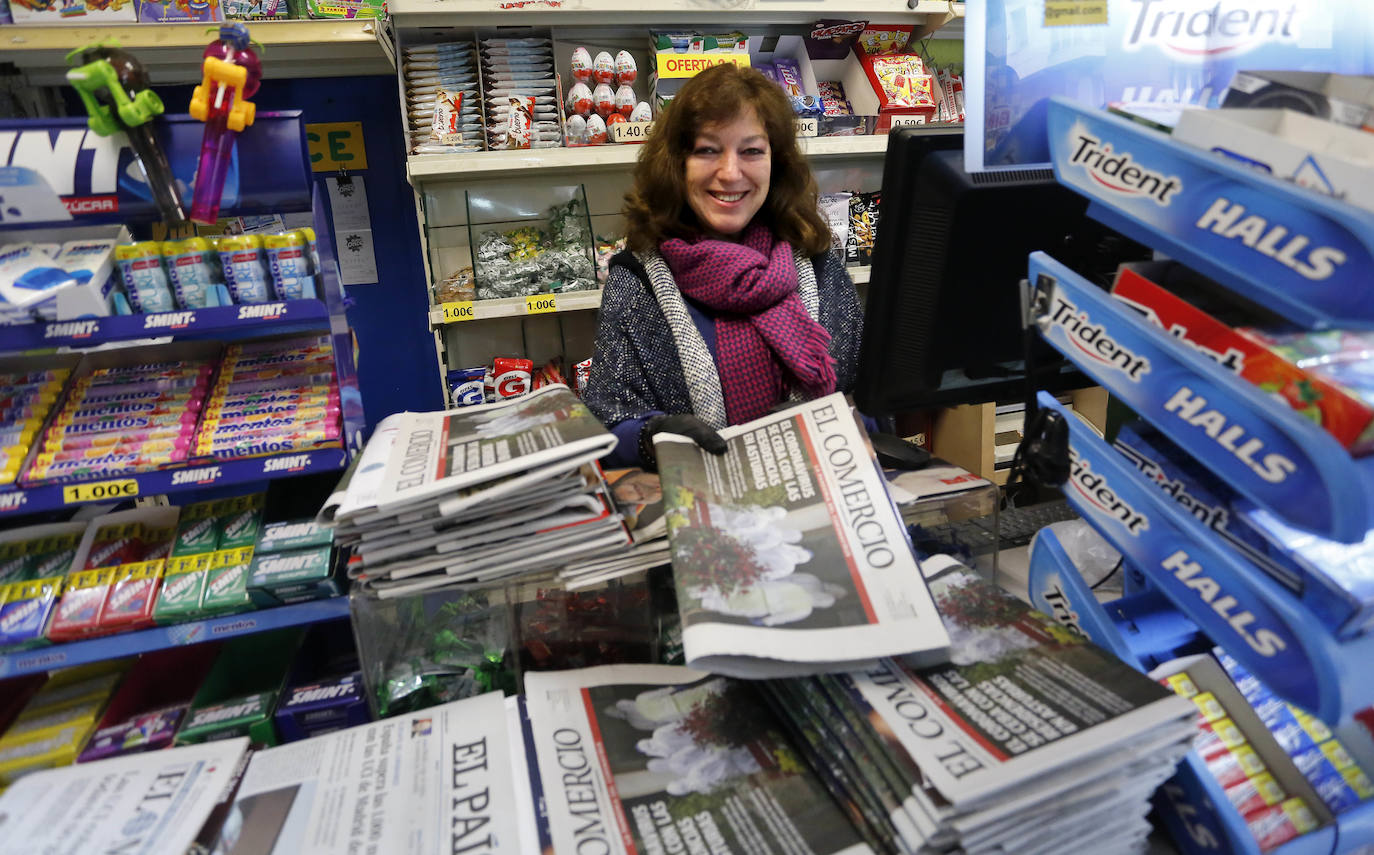 21 de marzo. Gijón | El diario EL COMERCIO, a la venta en un kiosko de la calle Aguado. 