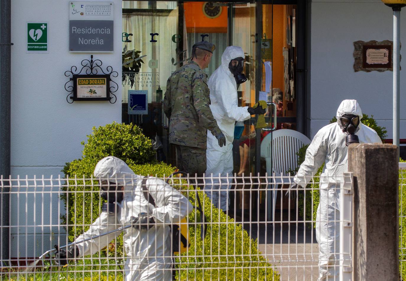 28 de marzo. Noreña | Miembros del Ejército realizan labores de desinfección en las instaciones de la residencia de mayores de Noreña. 