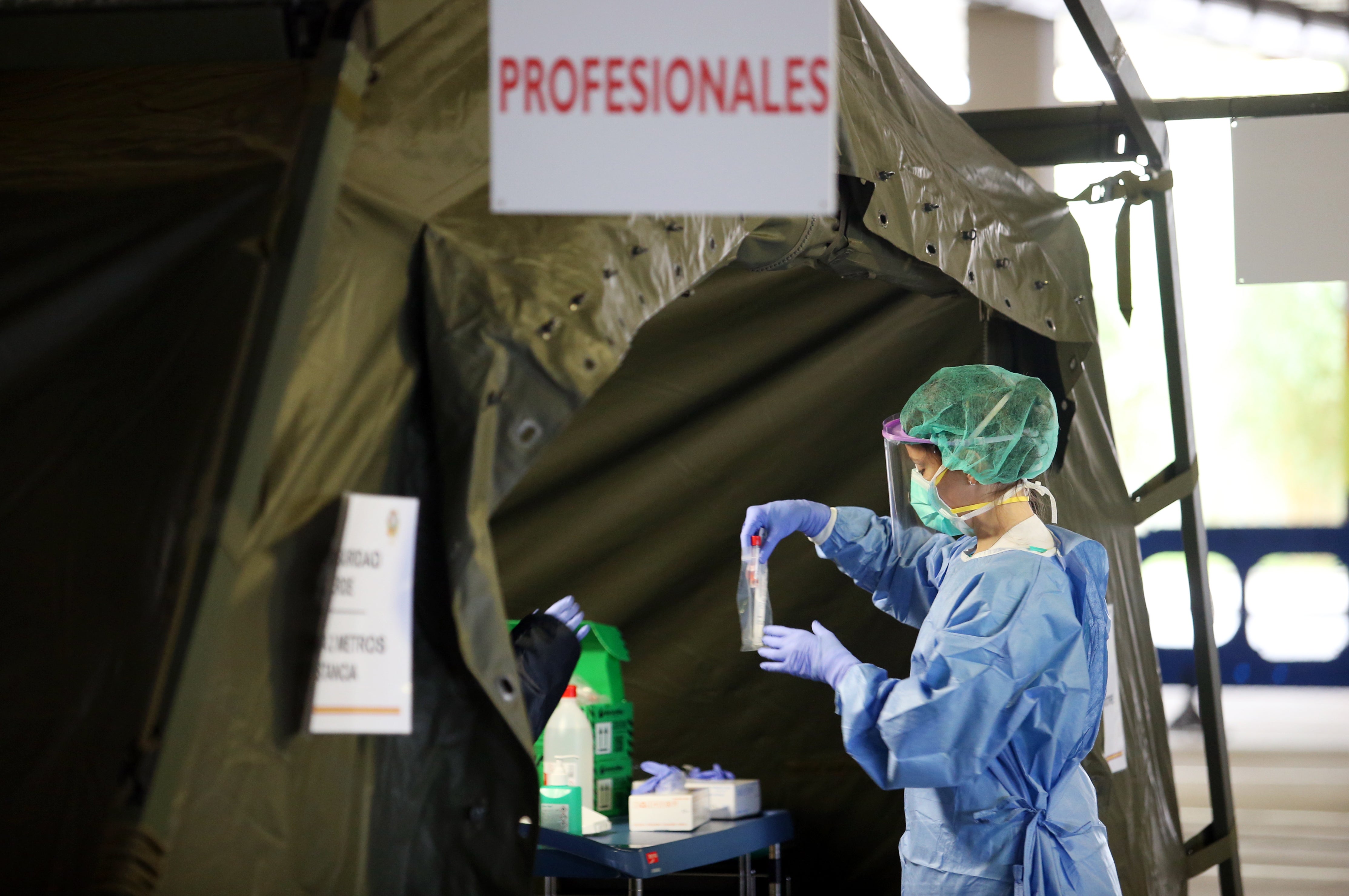 01 de abril. Oviedo | Recogida de muestras a sanitarios del HUCA en el hospital de campaña instalado por los militares de la UME en el parking para detectar positivos por coronavirus. 