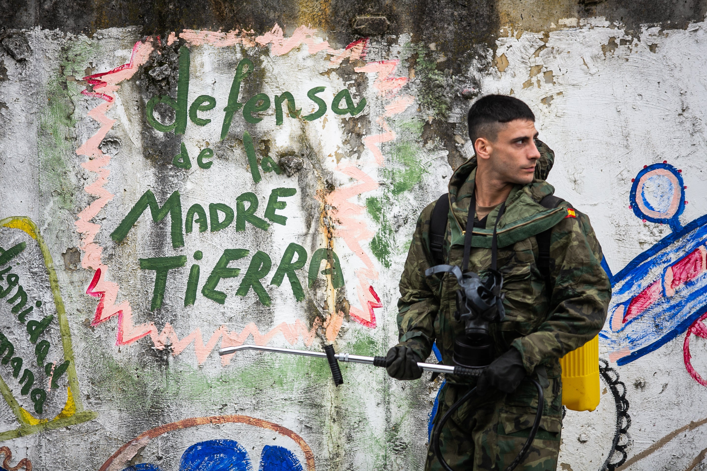 01 de abril. Pola de Siero | Militares de Cabo Noval realizan tareas de desinfección en las estaciones de ferrocarril y autobuses de Pola de Siero.
