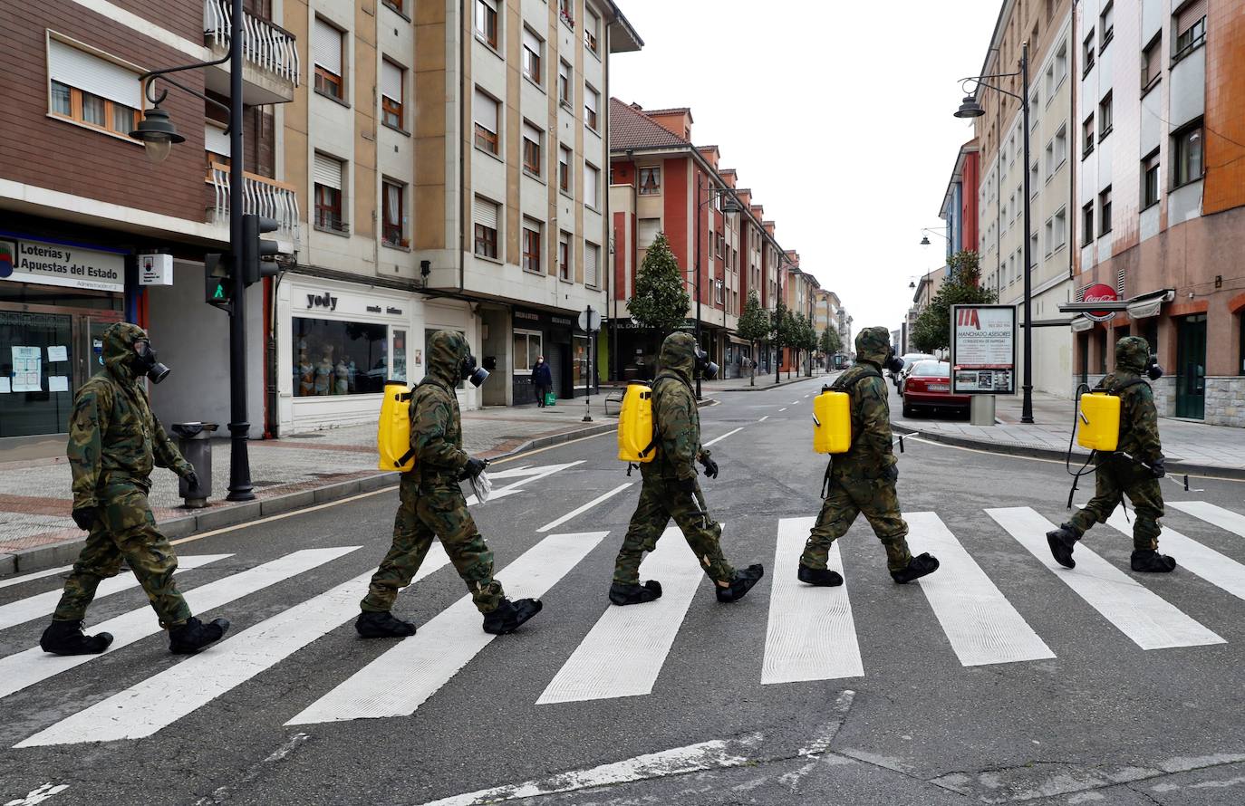 02 de abril. Lugones | El Ejército de Tierra, durante las labores de desinfección en Lugones (Siero). 