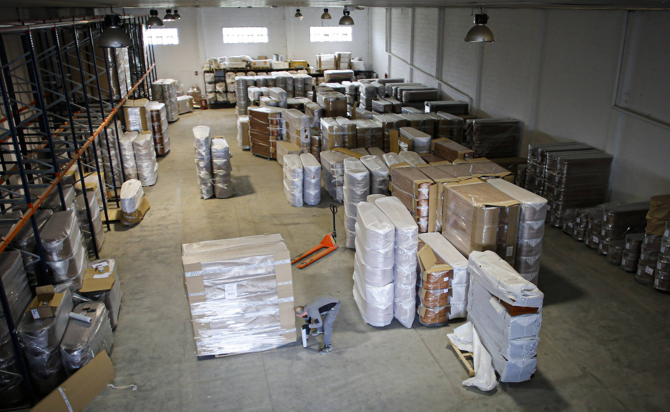 08 de abril. | Almacén de Ataúdes Chao, principal abastecedora de Asturias. 