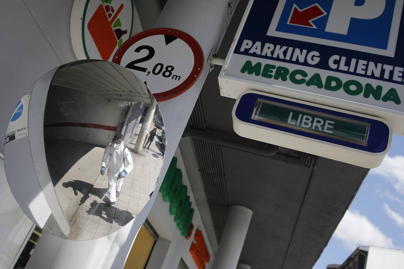 08 de abril. La Felguera | Miembros de la Brigada de Salvamento Minero de Hunosa realizan labores de desinfección por las calles de La Felguera 