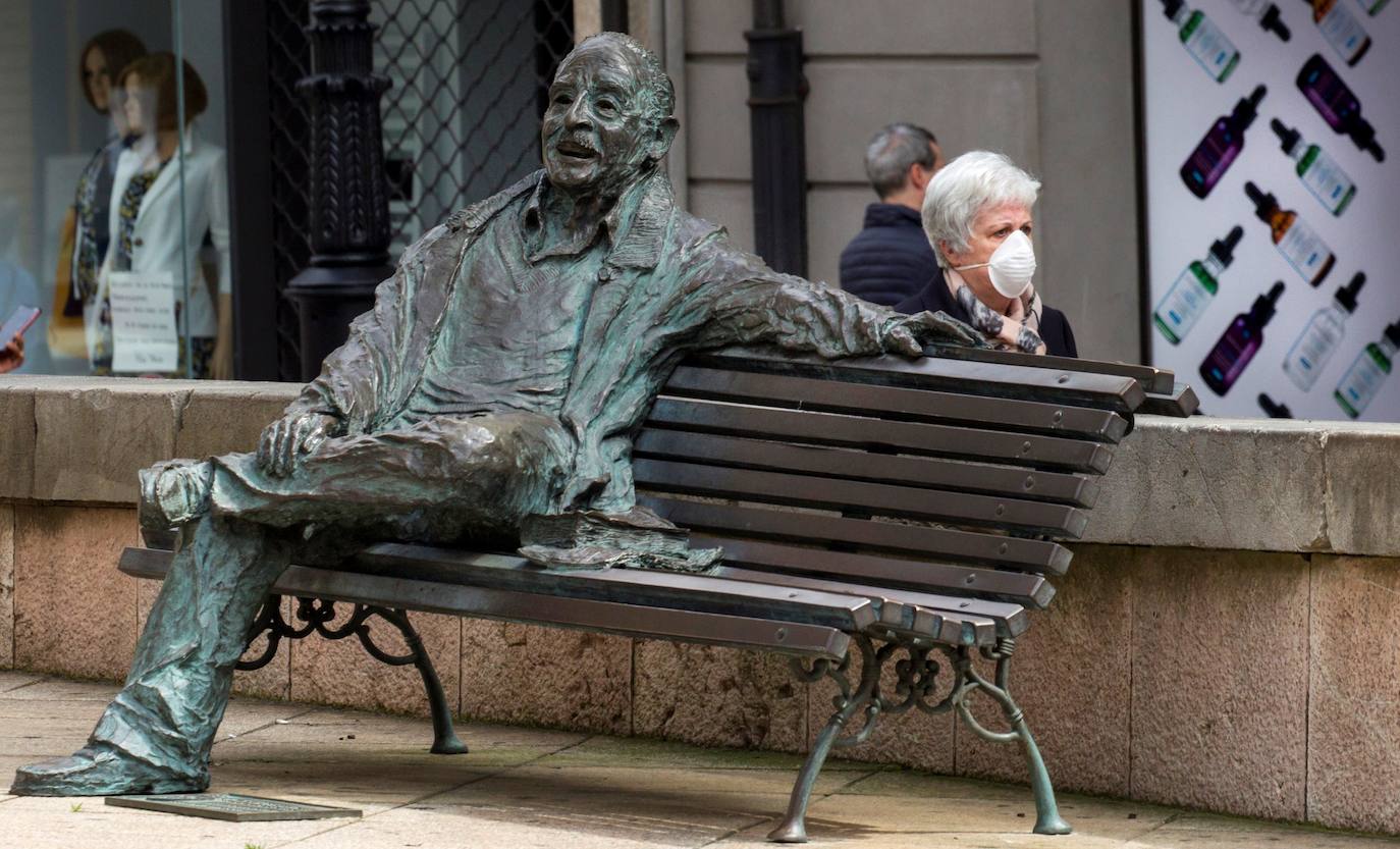 09 de abril. Oviedo | Una mujer con una mascarilla sentada en un banco. 