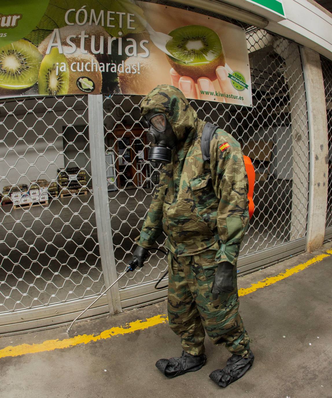 11 de abril. Llanera | Un soldado del Regimiento de Infantería Príncipe del Ejército de Tierra colabora en la desinfección del mercado central de distribución de alimentos de Asturias. 