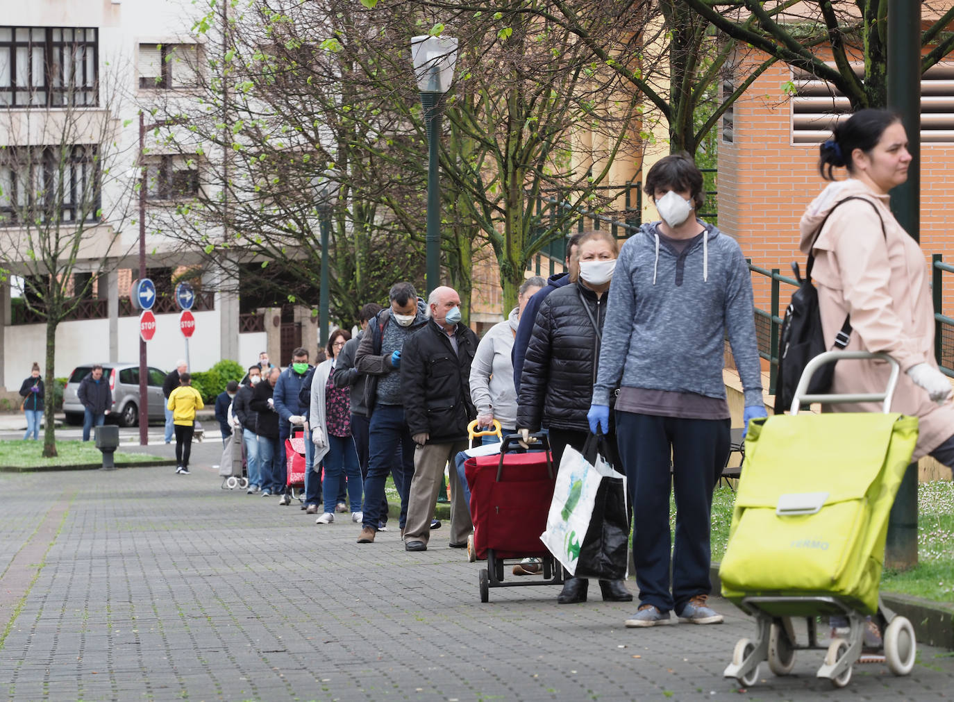 11 de abril. Gijón | Colas en los supermercados. 