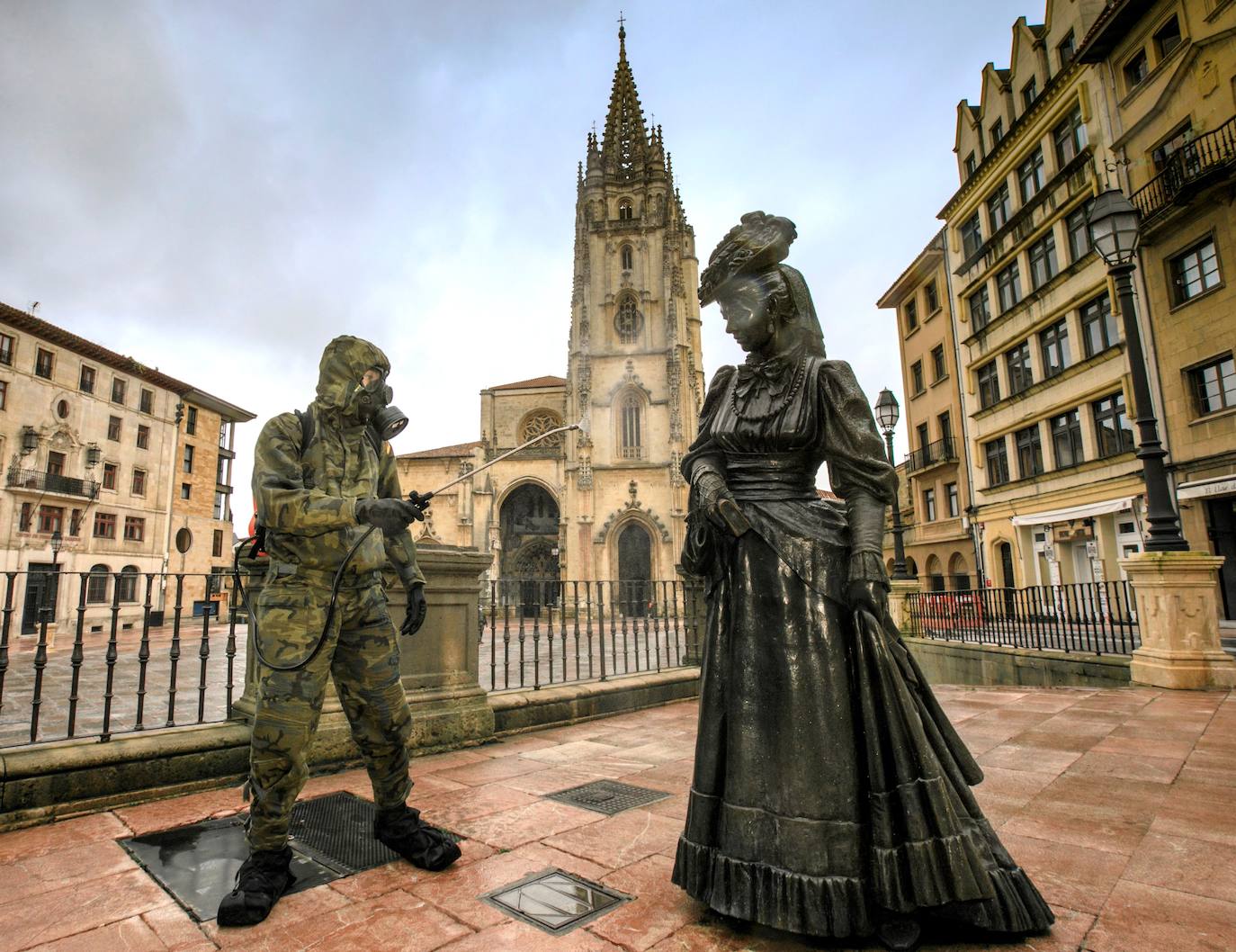 12 de abril. Oviedo | Un soldado desinfecta la estatua dedicada a La Regenta. 