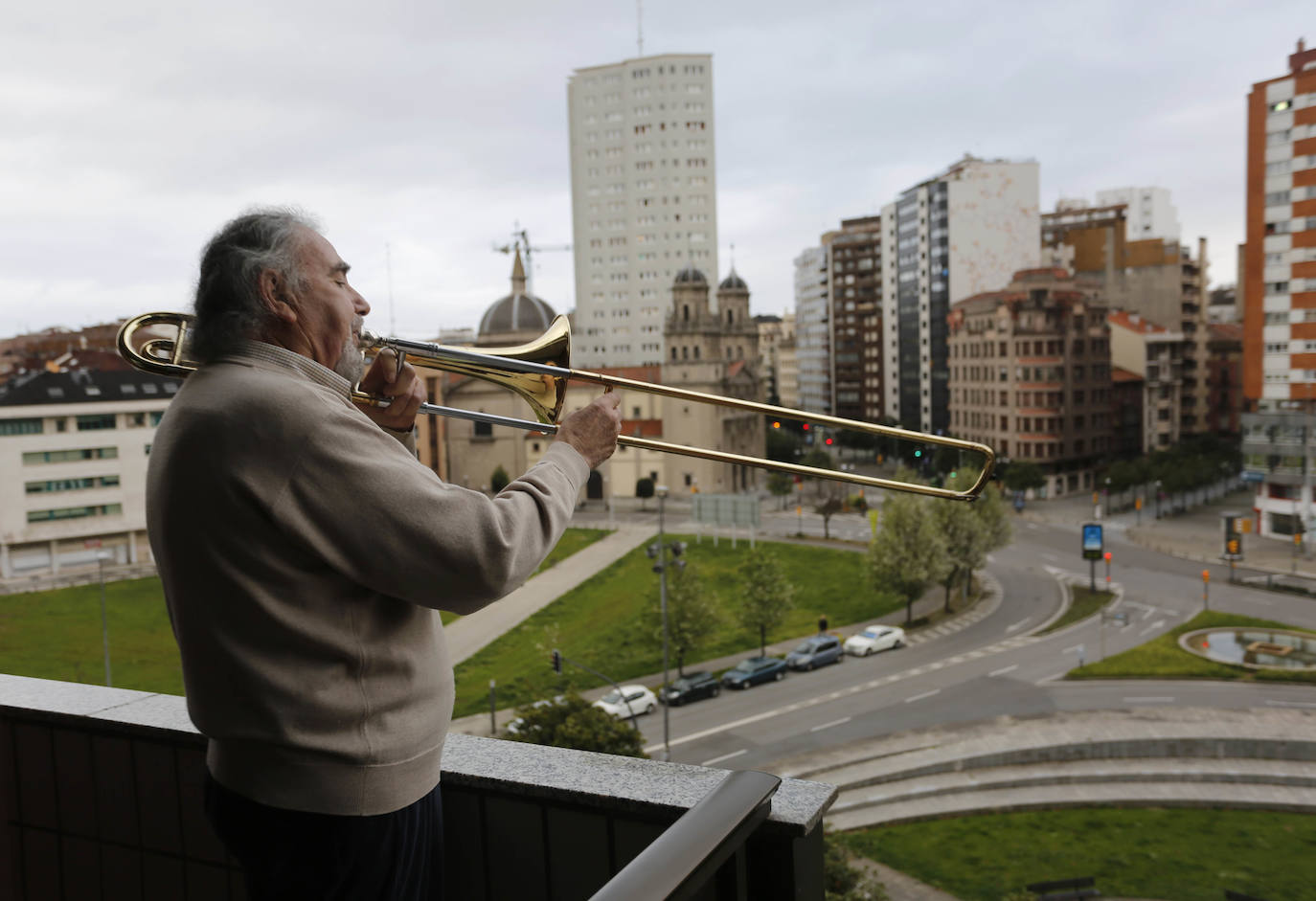 12 de abril. Gijón | Un vecino de la plaza del Humedal toca todos los días el saxofón desde su balcón a las ocho de la tarde, la hora de los aplausos. 