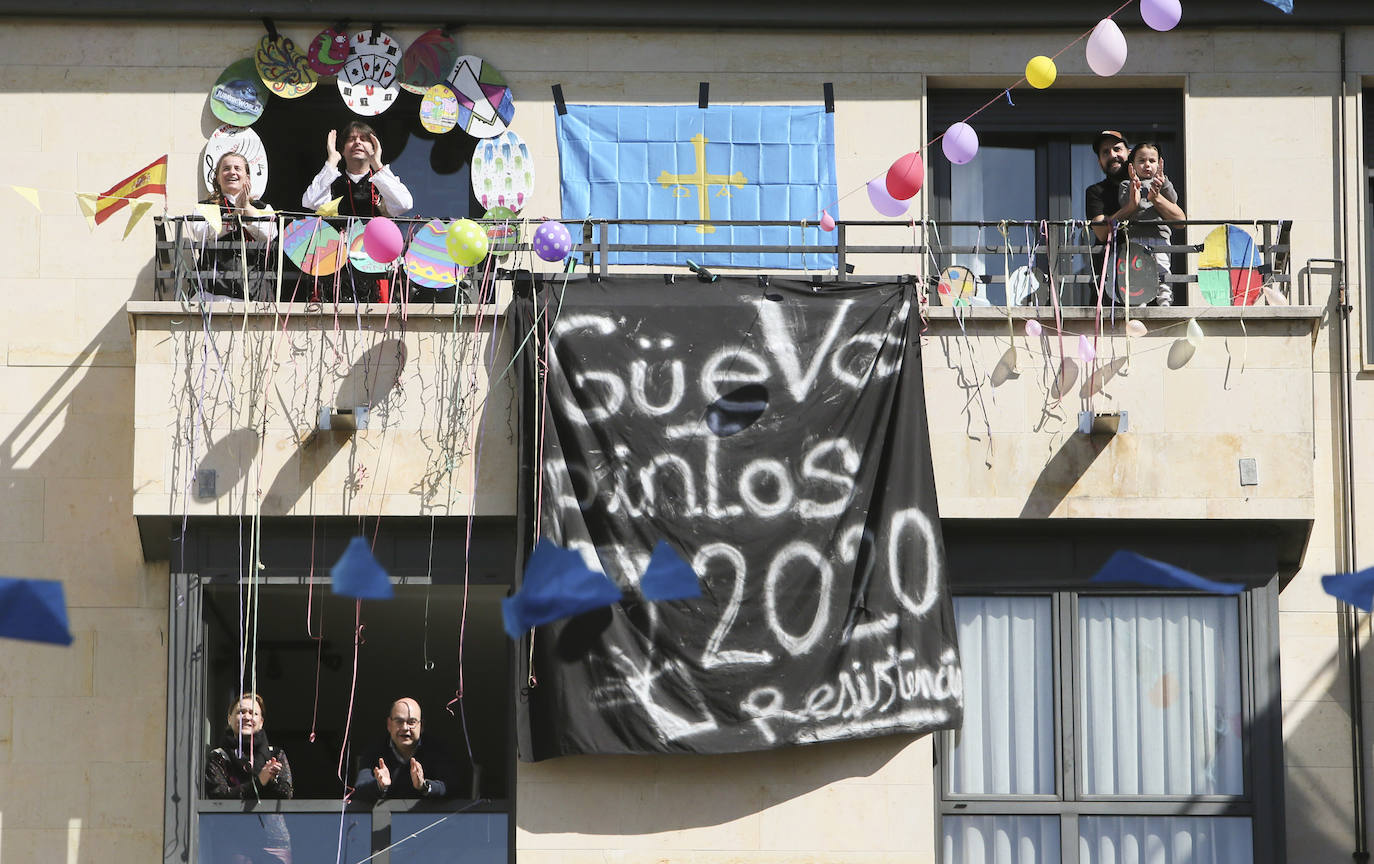 14 de abril. Pola de Siero | La fiesta de los Güevos Pintos se celebró desde el confinamiento en balcones y ventanas de Pola de Siero. 