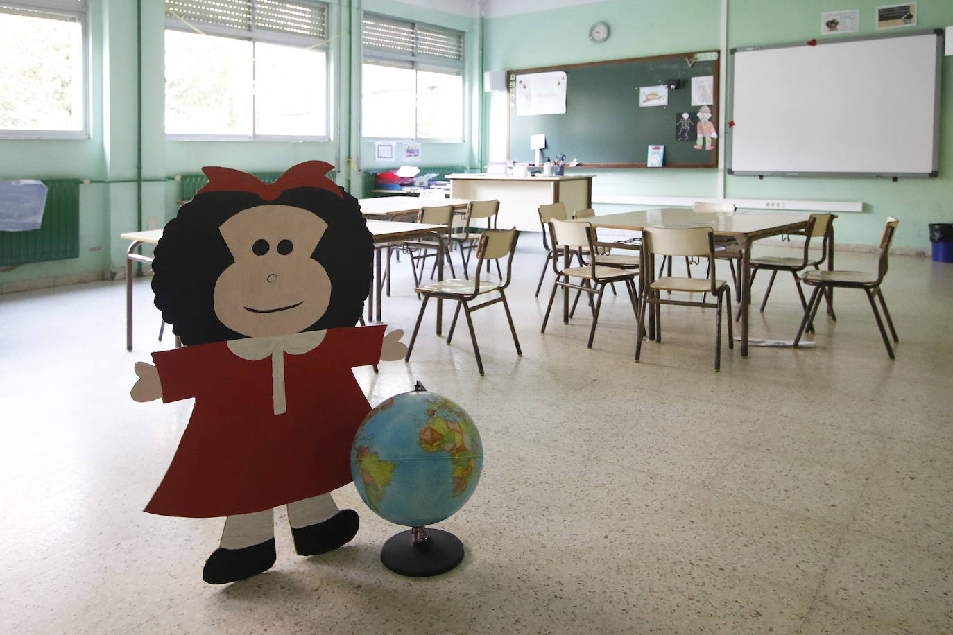 16 de abril. Gijón | Aulas cerradas esperan la vuelta de los niños en el Colegio Público Asturias. 