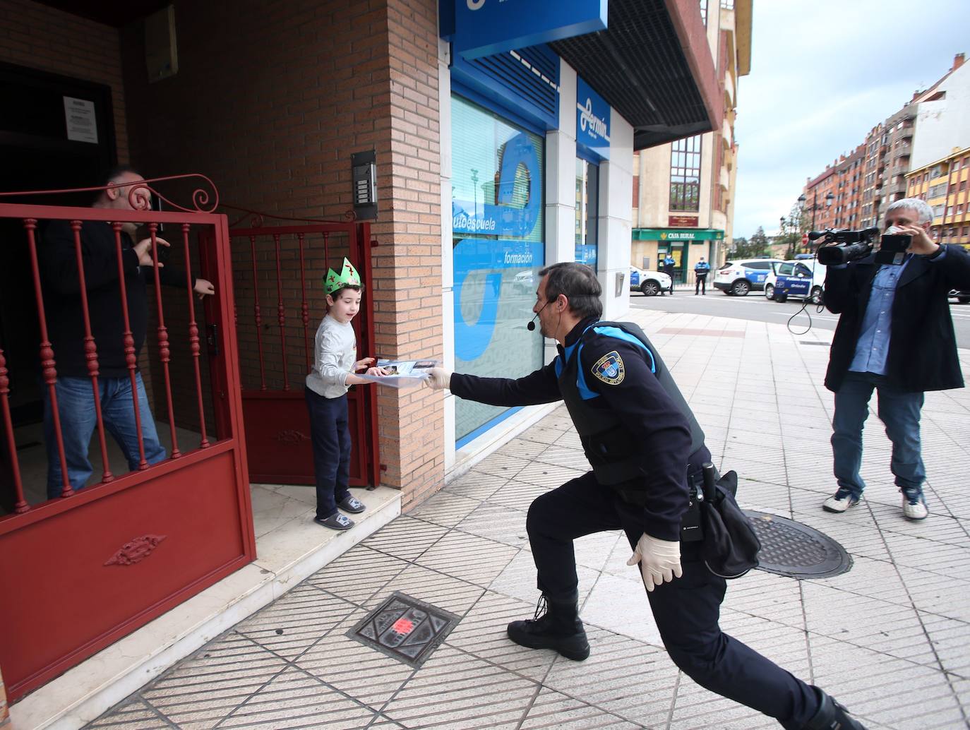 19 de abril. Oviedo | José Vázquez, 'el poli marchoso', actua para los vecinos en la calle durante el confinamiento y felicita el cumpleaños a un niño. 