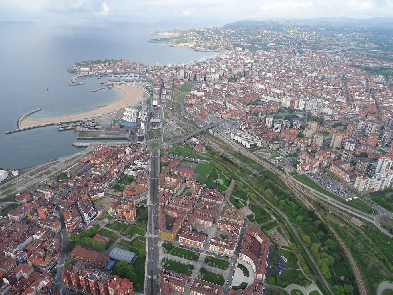 20 de abril. Gijón | Vista de Gijón captada desde el globo de la empresa ‘Volar en Asturias’. 