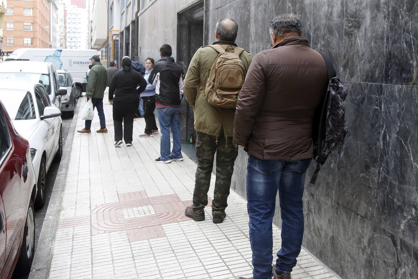 24 de abril. Gijón | Cola ante la Cocina Económica. 
