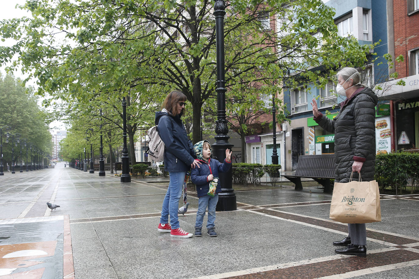26 de abril. Gijón | Los niños disfrutan en la calle durante el primer día que pueden salir desde que comenzó el estado de alarma. 