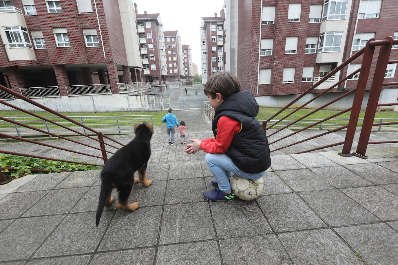 26 de abril. Avilés | Los niños disfrutan en la calle durante el primer día que pueden salir desde que comenzó el estado de alarma. 