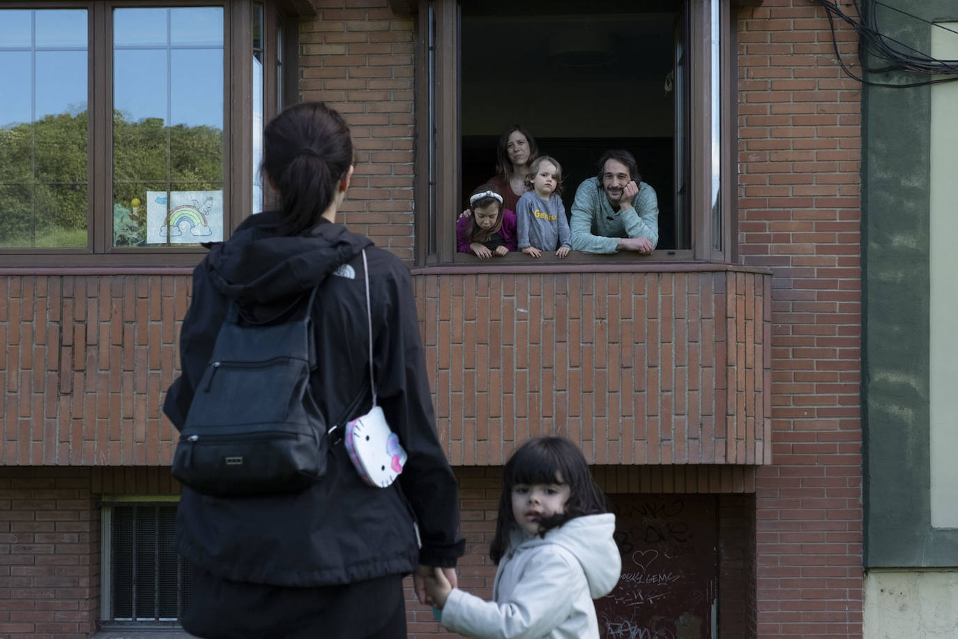 28 de abril. Gijón | Niños en las calles, tras la modificación del estado de alarma que permite aliviar el confinaminto a los menores de 14 años, con una hora diaria al aire libre acompañados por un adulto. 