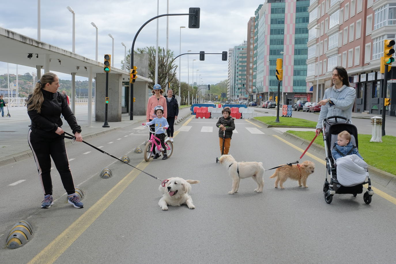 30 de abril. Gijón | La Policía Lical convirtió en peatonal un tramo del Muro con el fin de facilitar que se guarden las distancias durante las salidas perrmitidas. 