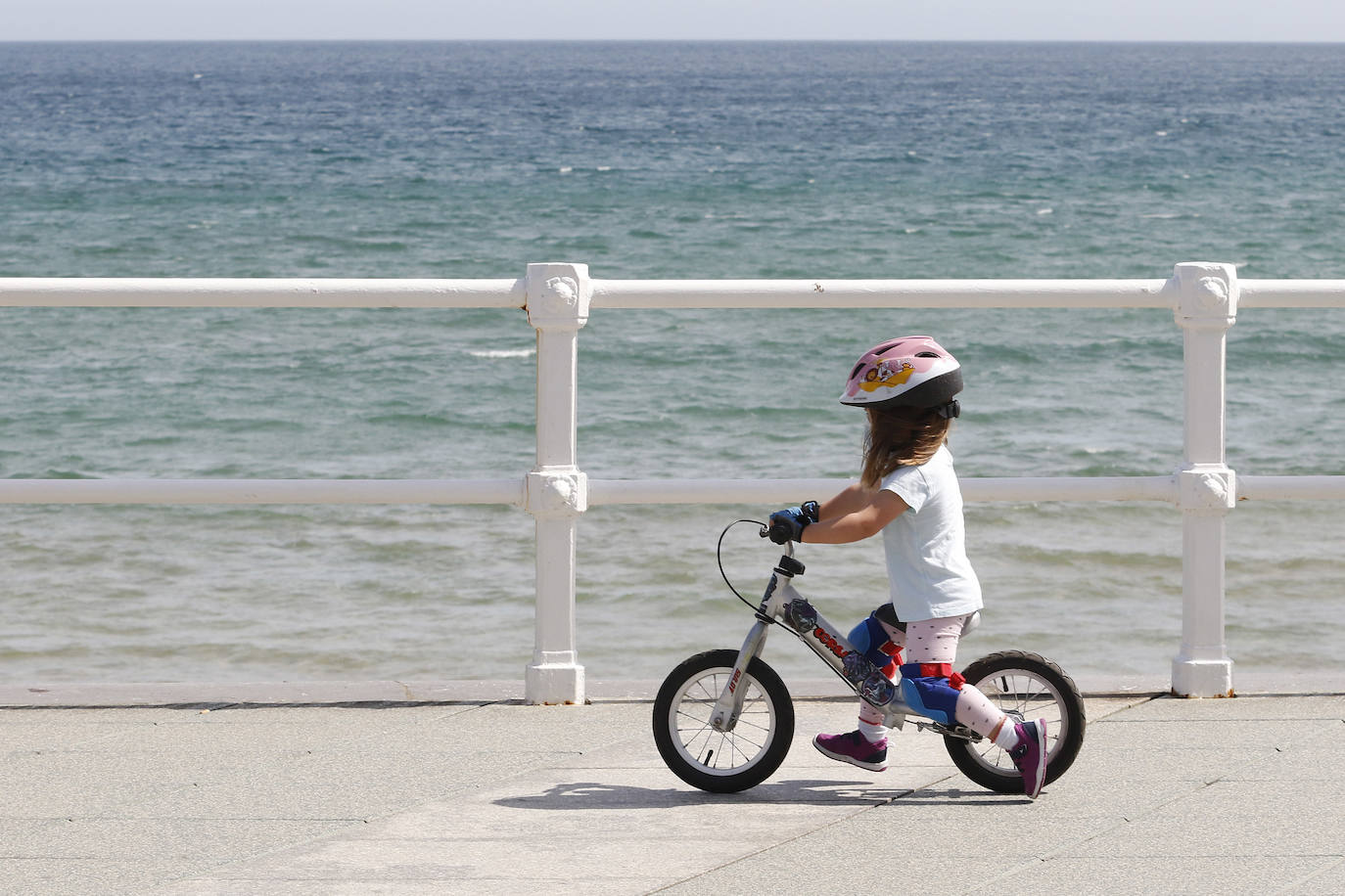 03 de mayo. Gijón | Una niña, en el paseo de El Muro durante la fase 0 de la desescalada. 