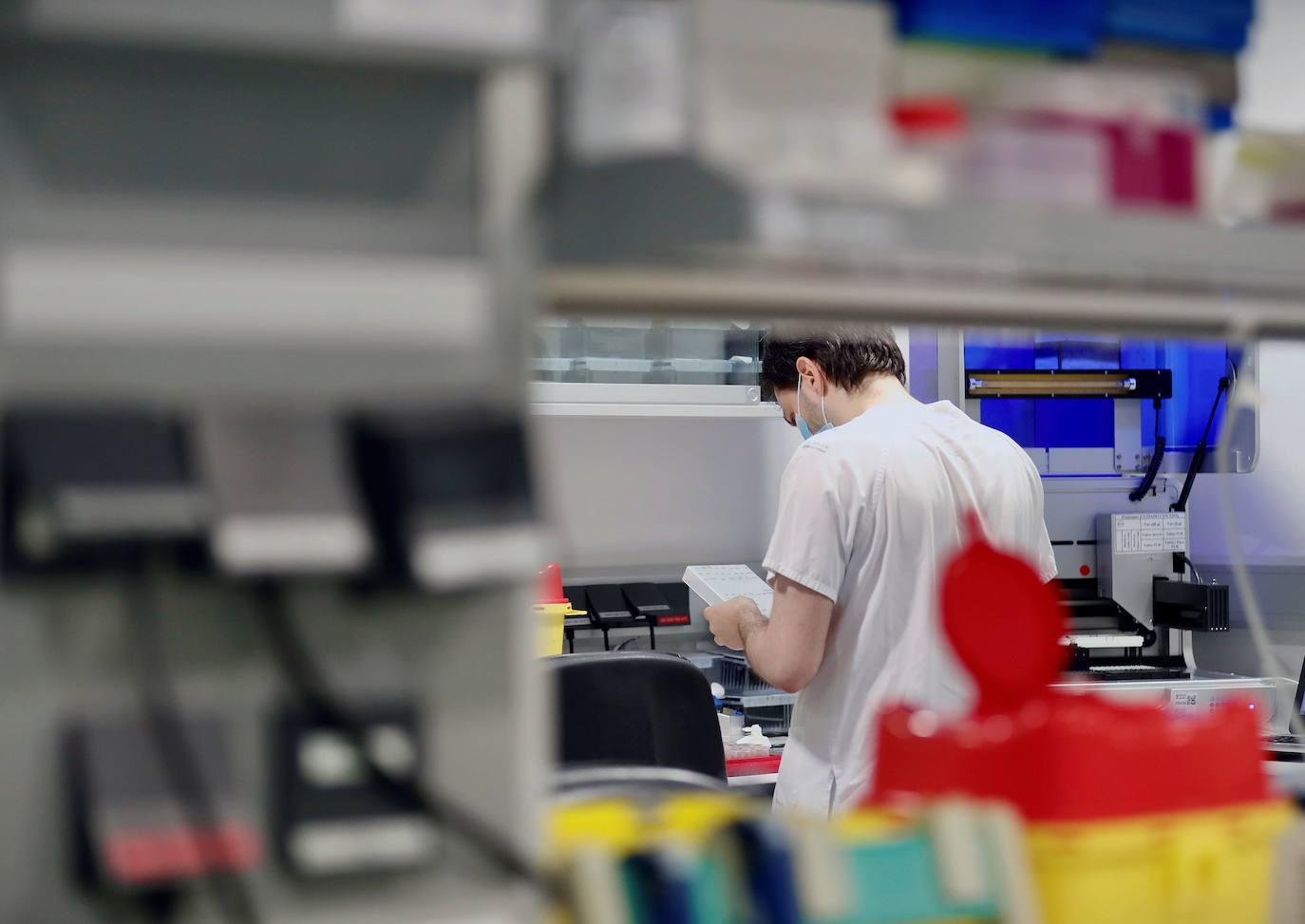 08 de mayo. Oviedo | Técnicos sanitarios del Hospital Universitario Central de Asturias (HUCA), trabajan en el interior de la cabina de seguridad del laboratorio de virología de este centro de referencia del Principado y uno de los que más pruebas de diagnóstico tipo PCR ha procesado en el conjunto del país desde la irrupción del nuevo coronavirus. 