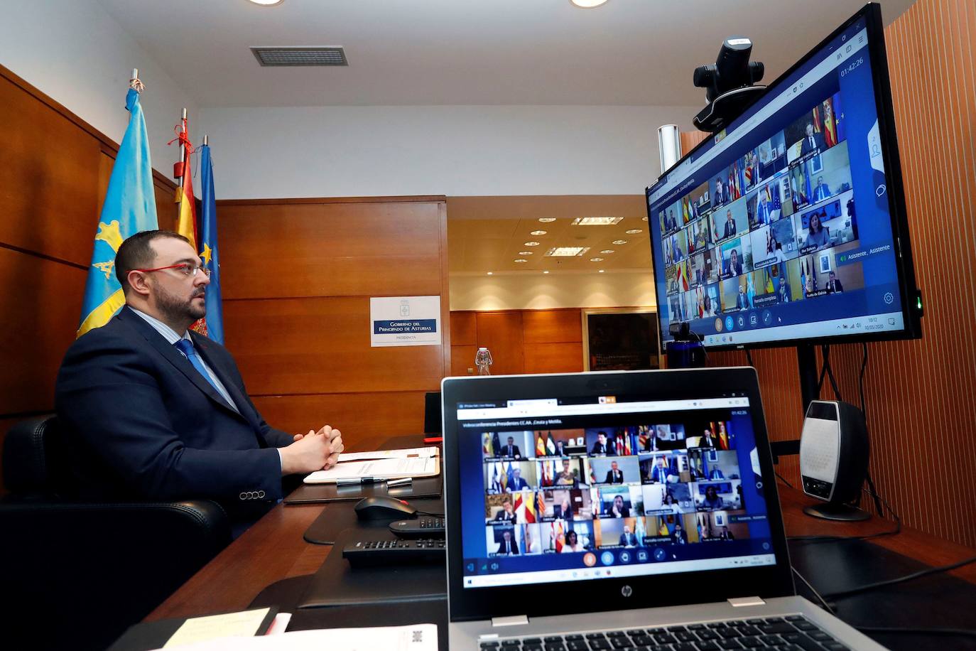 10 de mayo. Oviedo | El presidente del Principado de Asturias, Adrián Barbón, participa por videoconferencia en la reunión que mantiene el presidente del Gobierno de España, Pedro Sánchez, con los presidentes autonómicos para abordar la crisis del coronavirus