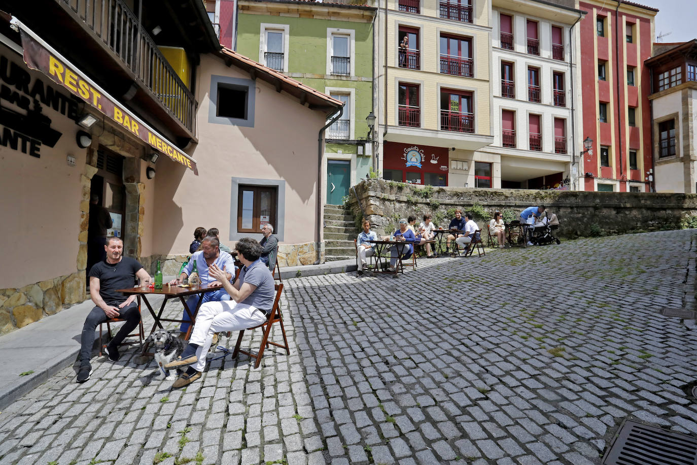 11 de mayo. Gijón | Terrazas abiertas en la cuesta del Cholo por primera vez desde que se decretó el estado de alarma. 