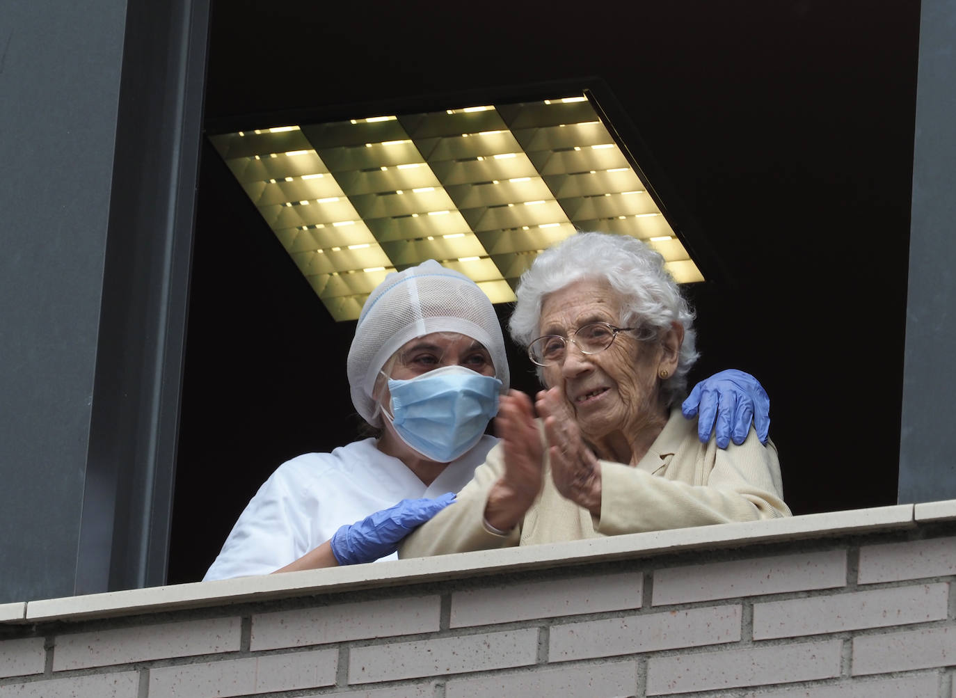 13 de mayo. Gijón | La Asociación de Mayores Los Puertos y la Asociación de Familiares organizaron un aplauso en las inmediaciones del centro Clara Ferrer para reconocer la labor de los trabajadores y para que los residentes se reencontraran con sus familias.