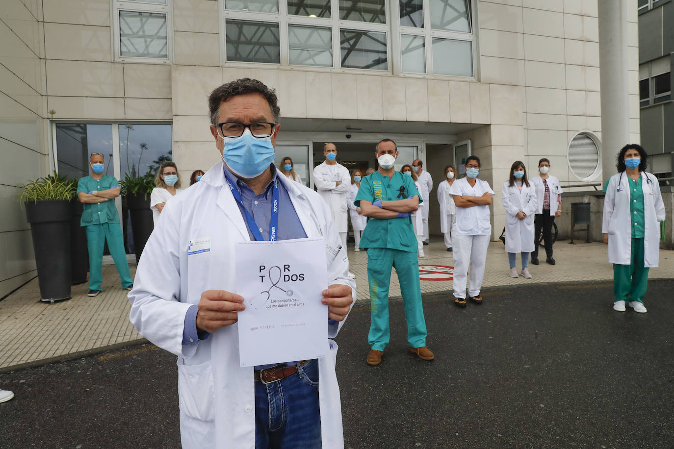 14 de mayo. Gijón | Los profesionales sanitarios del Principado de Asturias guardan dos minutos de silencio en memoria de sus compañeros fallecidos a causa de la COVID-19. En la imagen, los sanitarios del hospital de Cabueñes. 