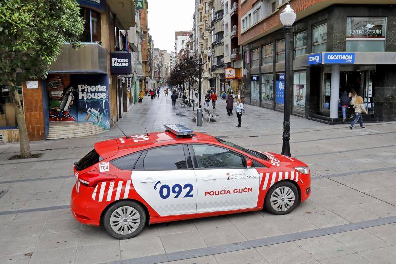 15 de mayo. Gijón | La Policía Local patrulla por las calles de Gijón. 