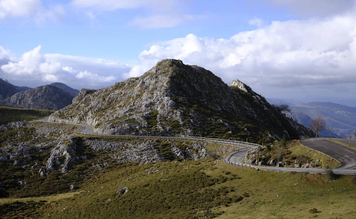 Carretera de acceso a Los Lagos de Covadonga. 