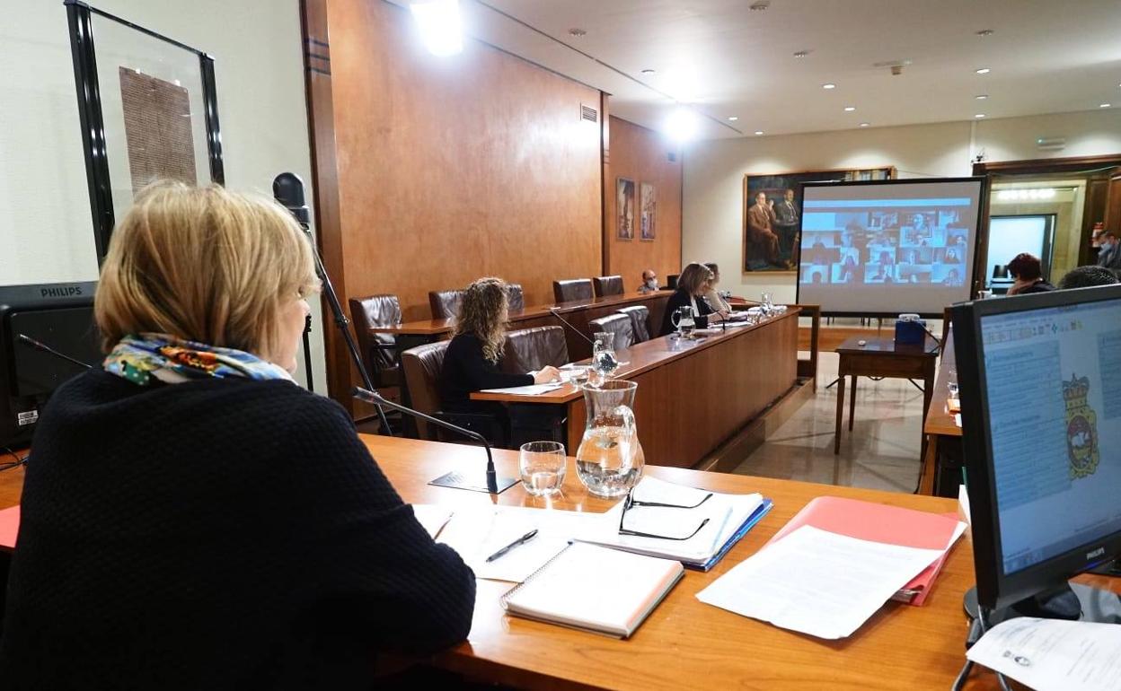 Sesión semipresencial del Pleno del Ayuntamiento de Avilés. 