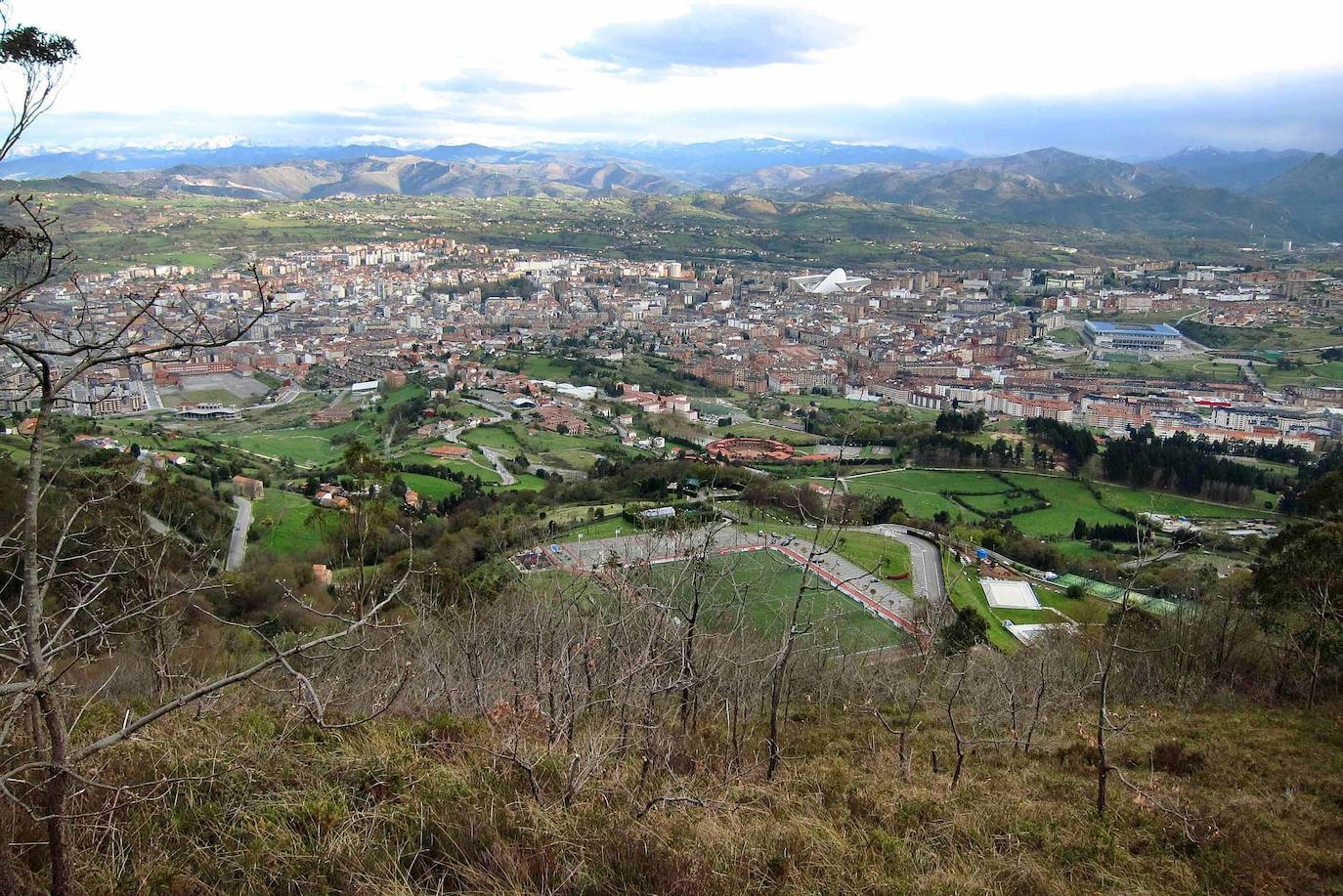 Vista general de Oviedo desde el Naranco.