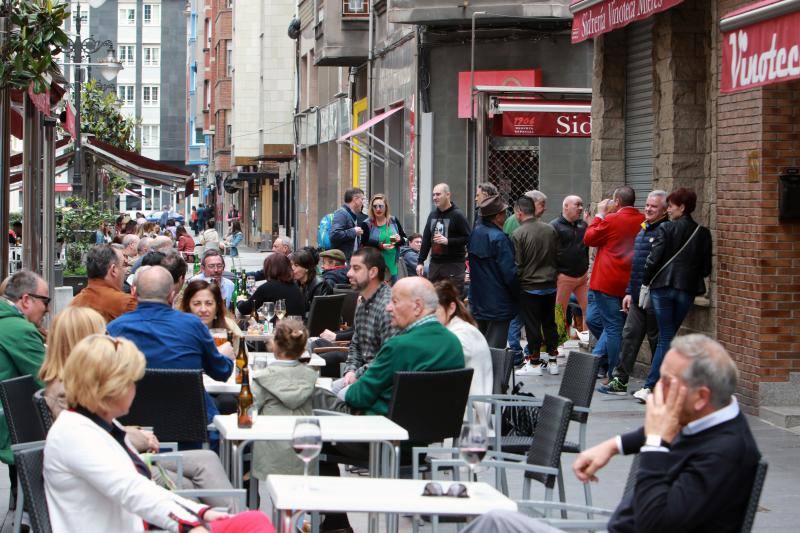 Desde el desayuno mañanero a la sidra del mediodía, los asturianos se animan a disfrutar del sol en las terrazas que han abierto al 50 por ciento.