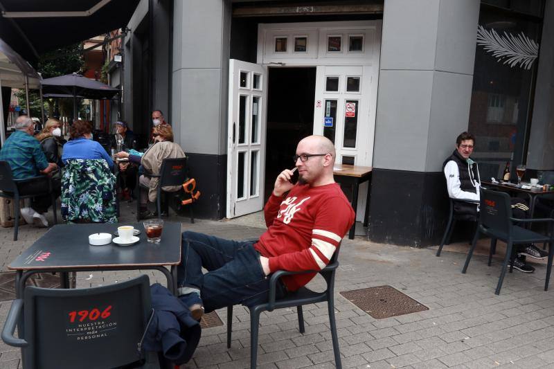 Desde el desayuno mañanero a la sidra del mediodía, los asturianos se animan a disfrutar del sol en las terrazas que han abierto al 50 por ciento.