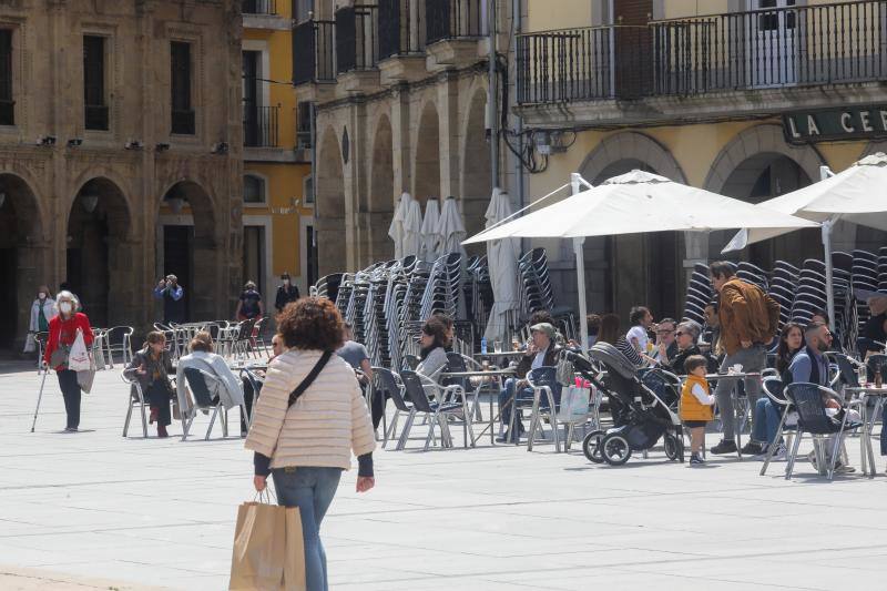 Desde el desayuno mañanero a la sidra del mediodía, los asturianos se animan a disfrutar del sol en las terrazas que han abierto al 50 por ciento.