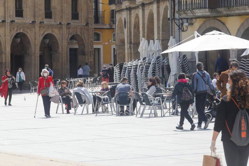 Desde el desayuno mañanero a la sidra del mediodía, los asturianos se animan a disfrutar del sol en las terrazas que han abierto al 50 por ciento.