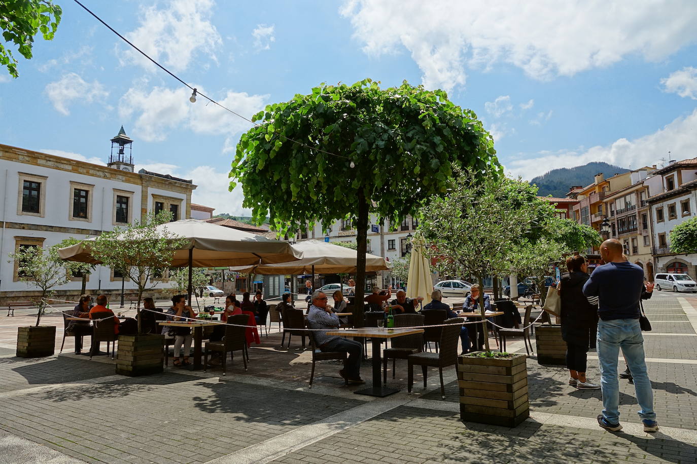 Desde el desayuno mañanero a la sidra del mediodía, los asturianos se animan a disfrutar del sol en las terrazas que han abierto al 50 por ciento.