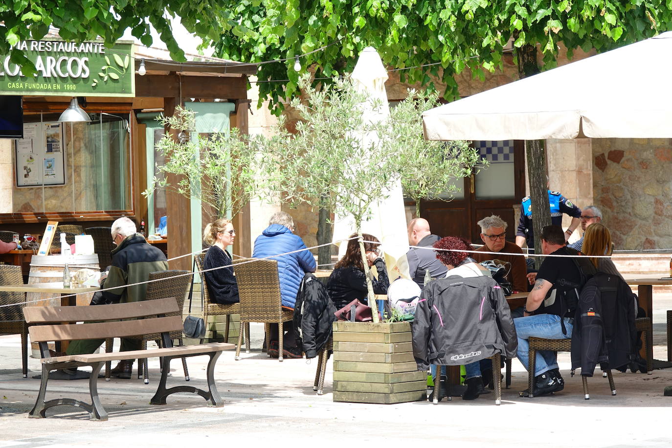 Desde el desayuno mañanero a la sidra del mediodía, los asturianos se animaron a disfrutar del sol en las terrazas que han abierto al 50 por ciento.