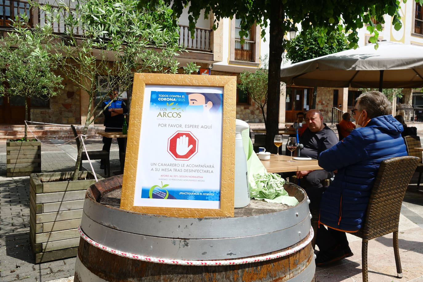 Desde el desayuno mañanero a la sidra del mediodía, los asturianos se animaron a disfrutar del sol en las terrazas que han abierto al 50 por ciento.