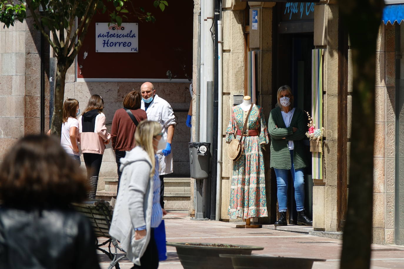 Desde el desayuno mañanero a la sidra del mediodía, los asturianos se animan a disfrutar del sol en las terrazas que han abierto al 50 por ciento.