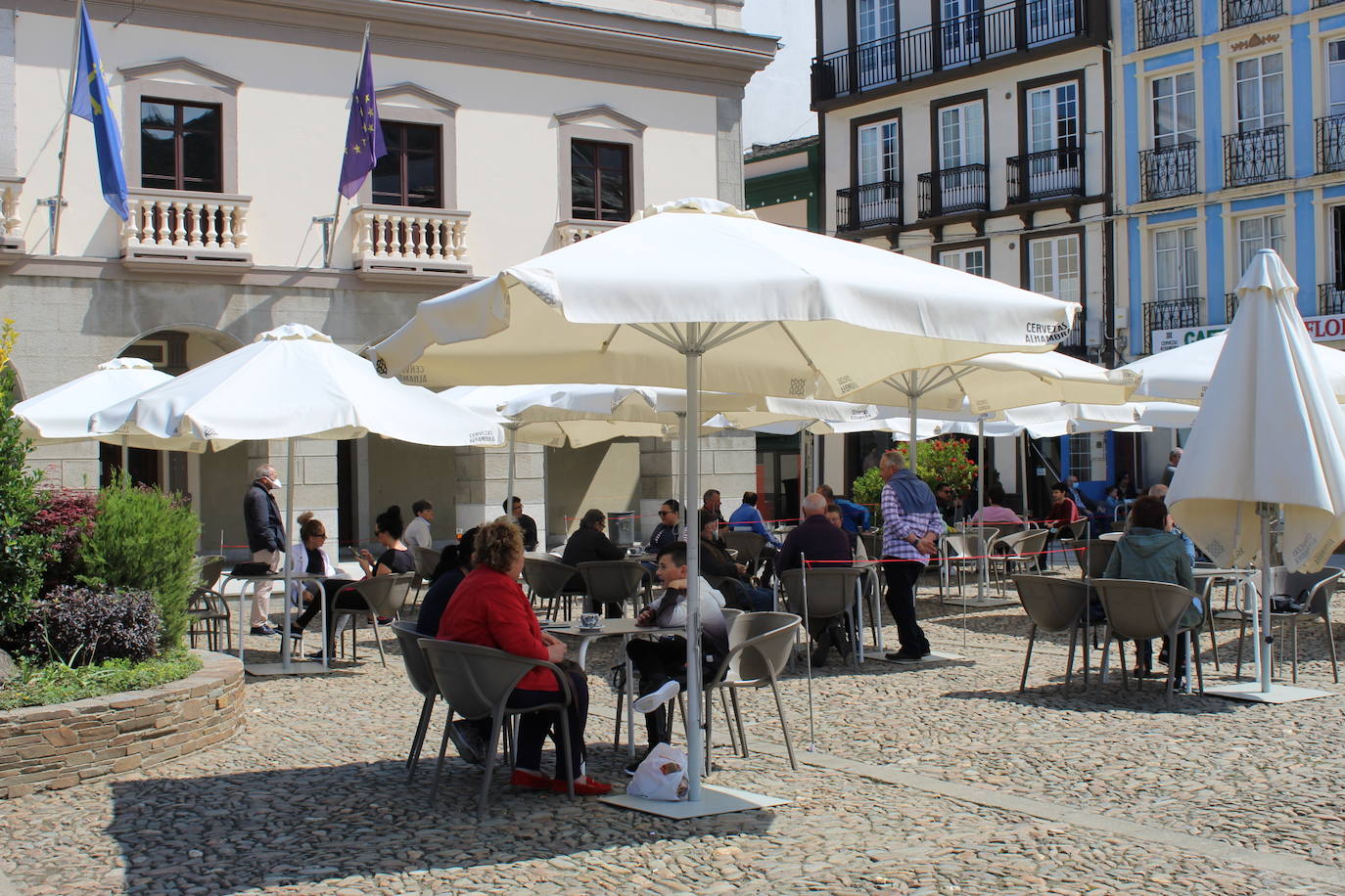 Desde el desayuno mañanero a la sidra del mediodía, los asturianos se animan a disfrutar del sol en las terrazas que han abierto al 50 por ciento.