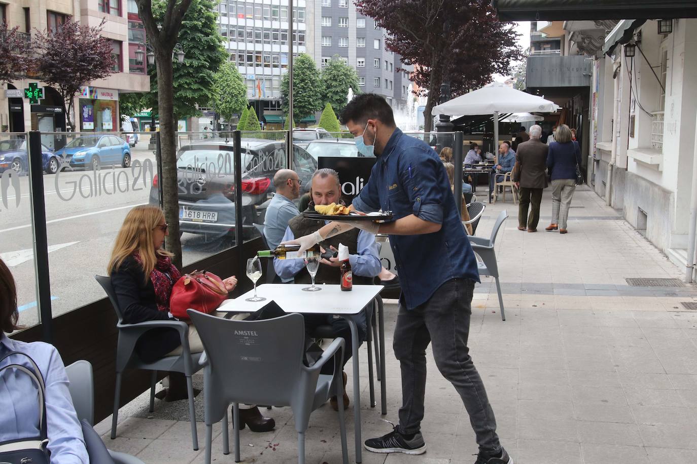 Los ovetenses disfrutaron tanto del café como del vermut al aire libre.