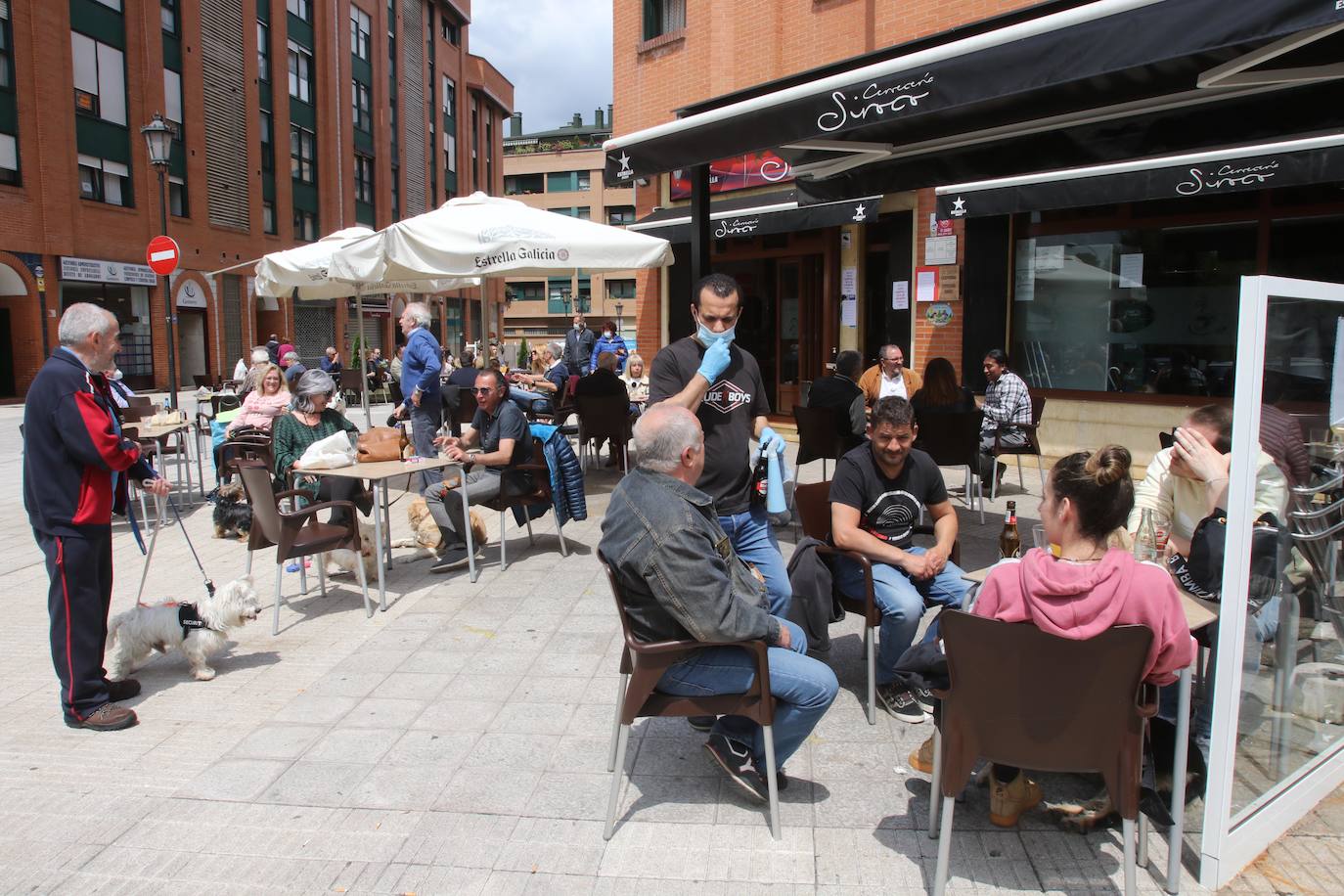 Los ovetenses disfrutaron tanto del café como del vermut al aire libre.