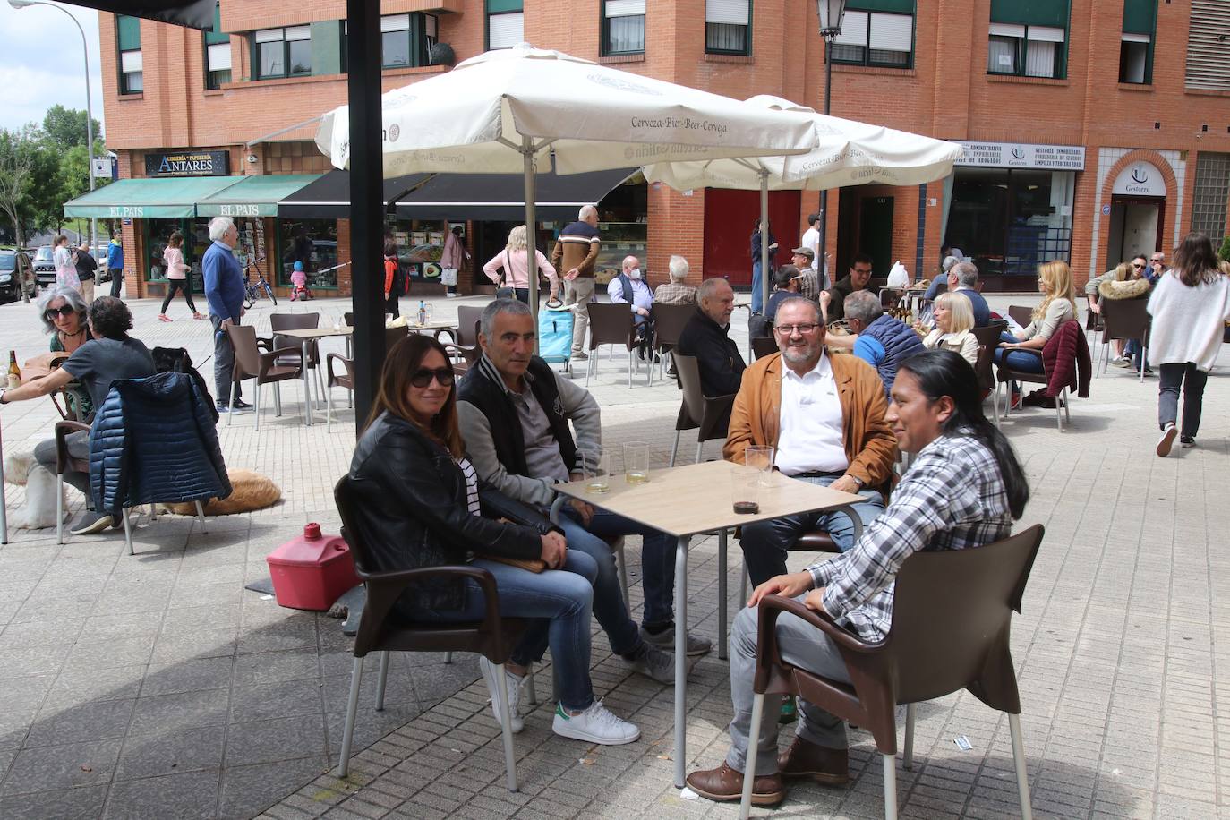 Los ovetenses disfrutaron tanto del café como del vermut al aire libre.