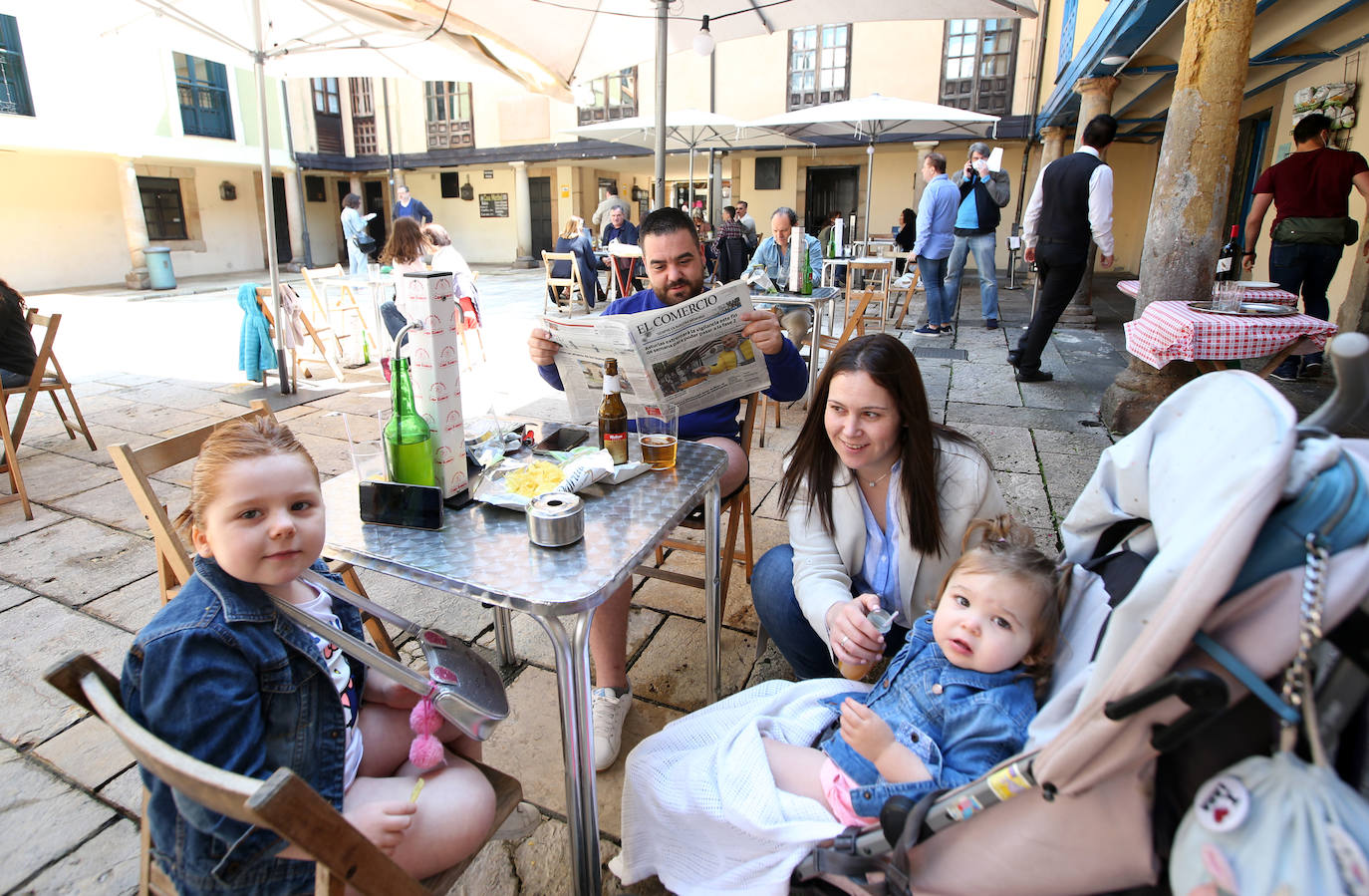 Los ovetenses disfrutaron tanto del café como del vermut al aire libre.