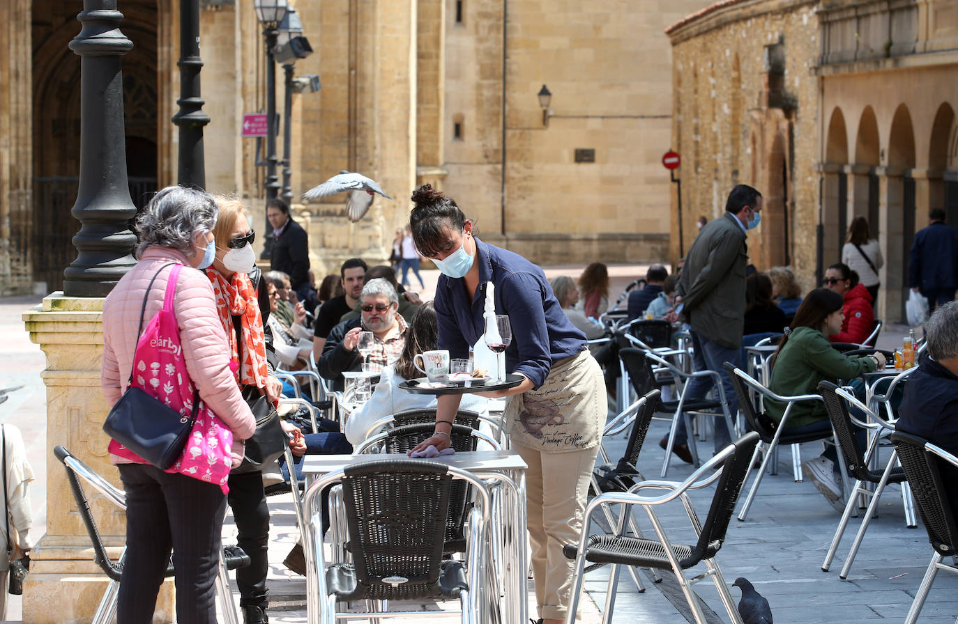 Los ovetenses disfrutaron tanto del café como del vermut al aire libre.