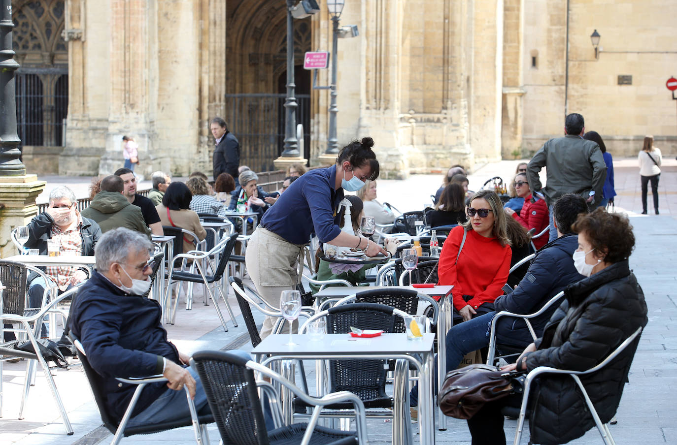 Los ovetenses disfrutaron tanto del café como del vermut al aire libre.