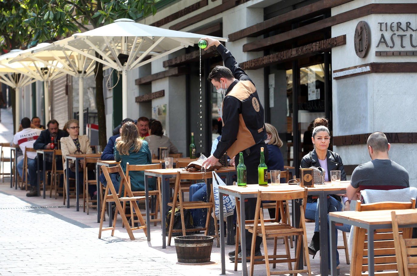 Los ovetenses disfrutaron tanto del café como del vermut al aire libre.