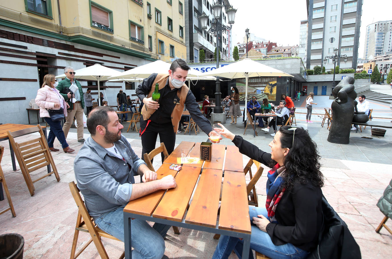 Los ovetenses disfrutaron tanto del café como del vermut al aire libre.